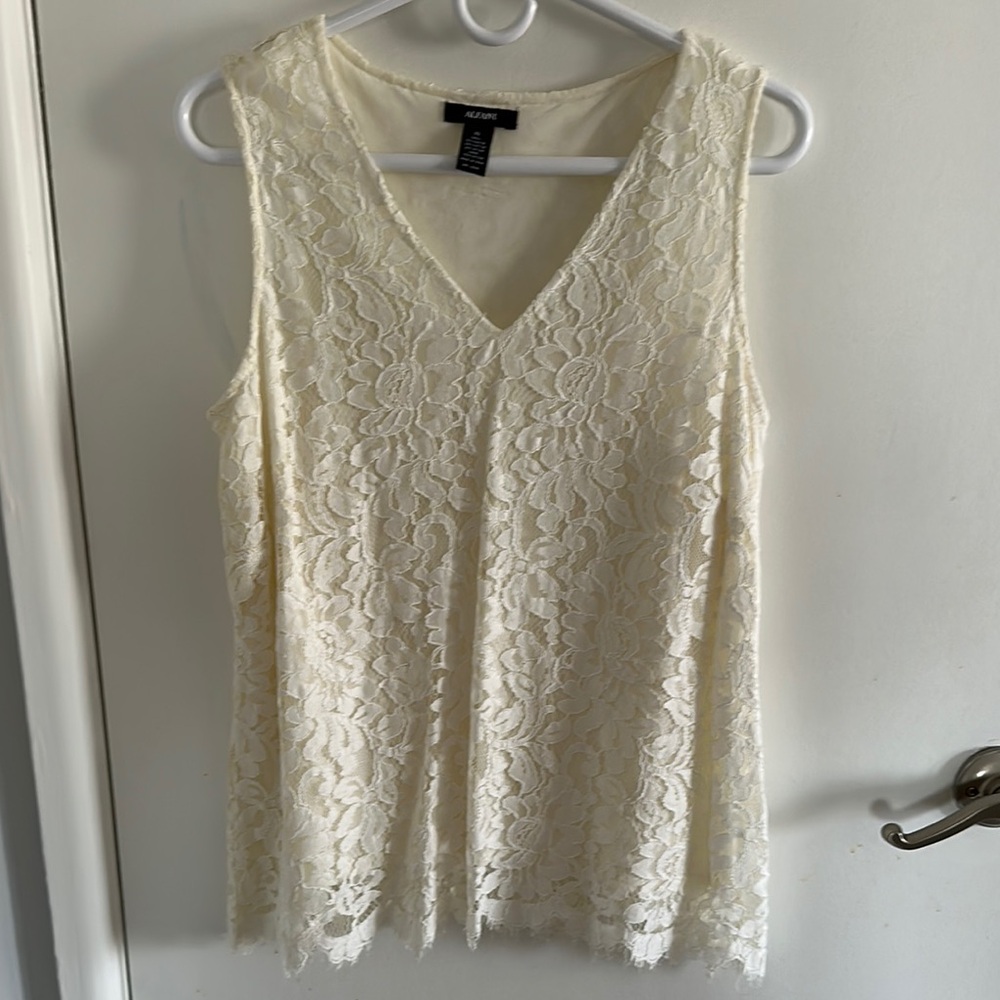 Alfani: Like new. Cream Lace Sleeveless Top. Size 10